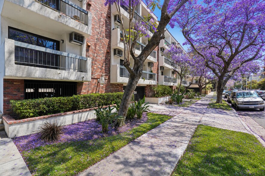 320 S Arnaz Dr, Los Angeles, CA à vendre - Photo de l’immeuble – Image 2 sur 12
