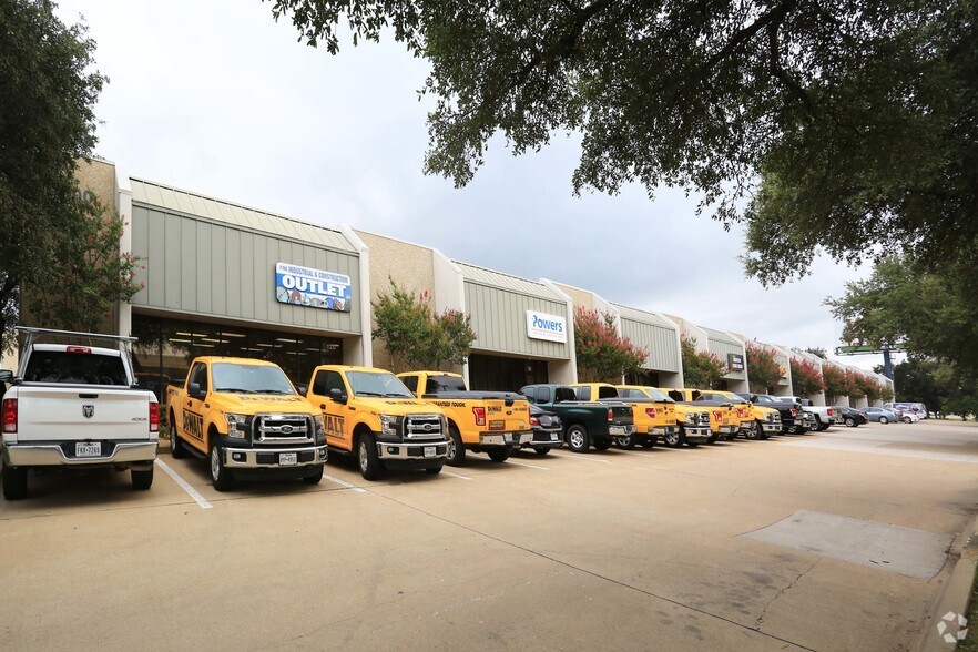 1300 N Interstate 35E, Carrollton, TX à louer - Photo de l’immeuble – Image 1 sur 5