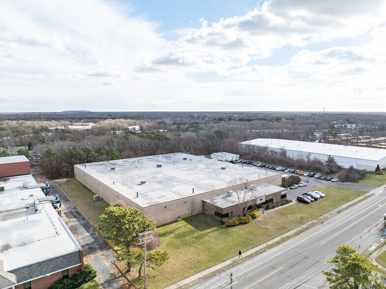 889 Waverly Ave, Holtsville, NY à louer - Aérien – Image 2 sur 5
