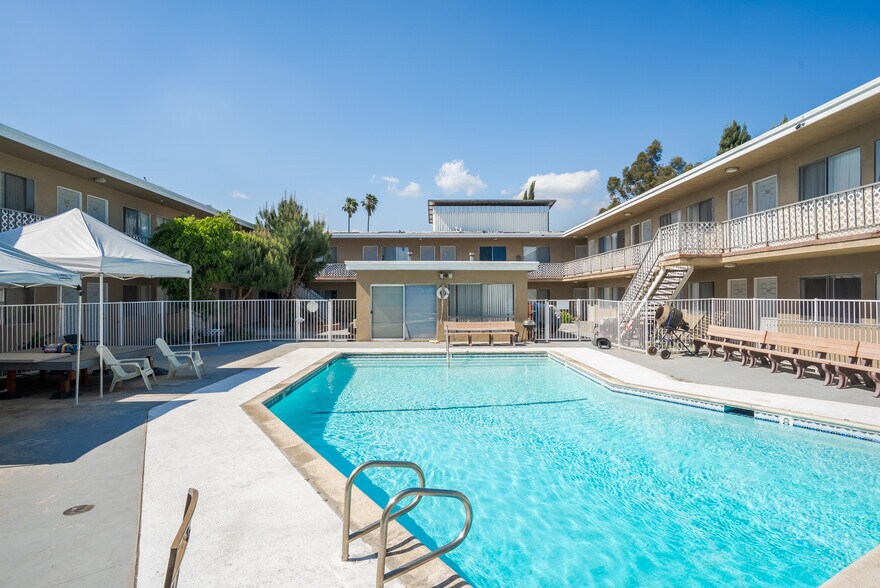 475 E Foothill Blvd, Pomona, CA à vendre - Photo de l’immeuble – Image 2 sur 8
