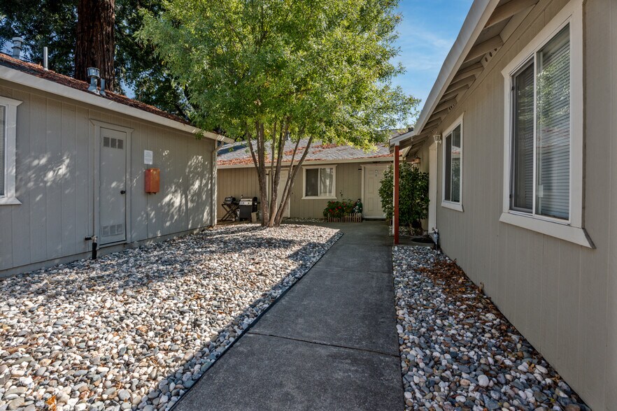 757 Waugh Ln, Ukiah, CA à vendre - Photo de l’immeuble – Image 3 sur 10