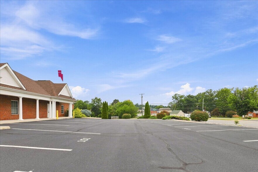 1563 Jefferson Hwy, Fishersville, VA à louer - Photo de l’immeuble – Image 3 sur 24