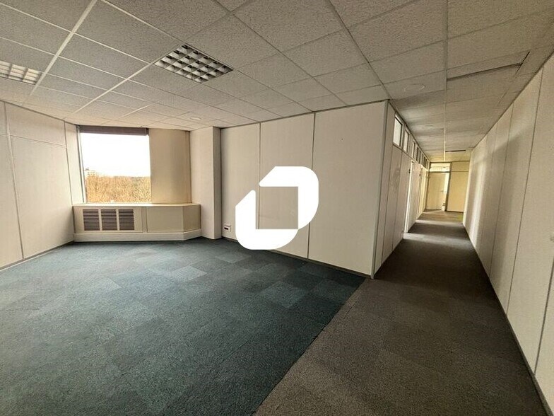 Bureau dans Évry-Courcouronnes à vendre - Photo de l’immeuble – Image 3 sur 11
