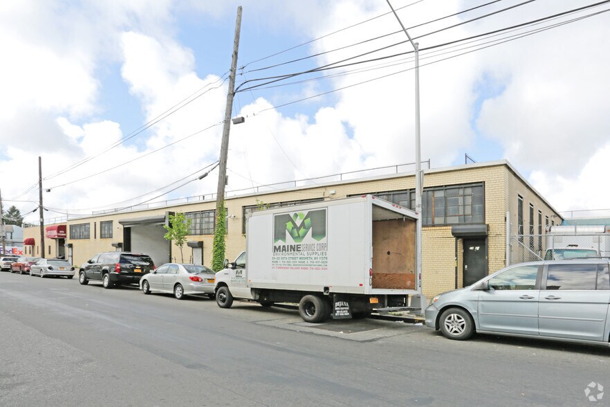 59-48 55th St, Maspeth, NY à vendre - Photo principale – Image 1 sur 18