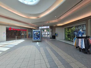 5800 Boul Cavendish, Cote-St-Luc, QC à louer Hall d’entrée– Image 2 sur 10