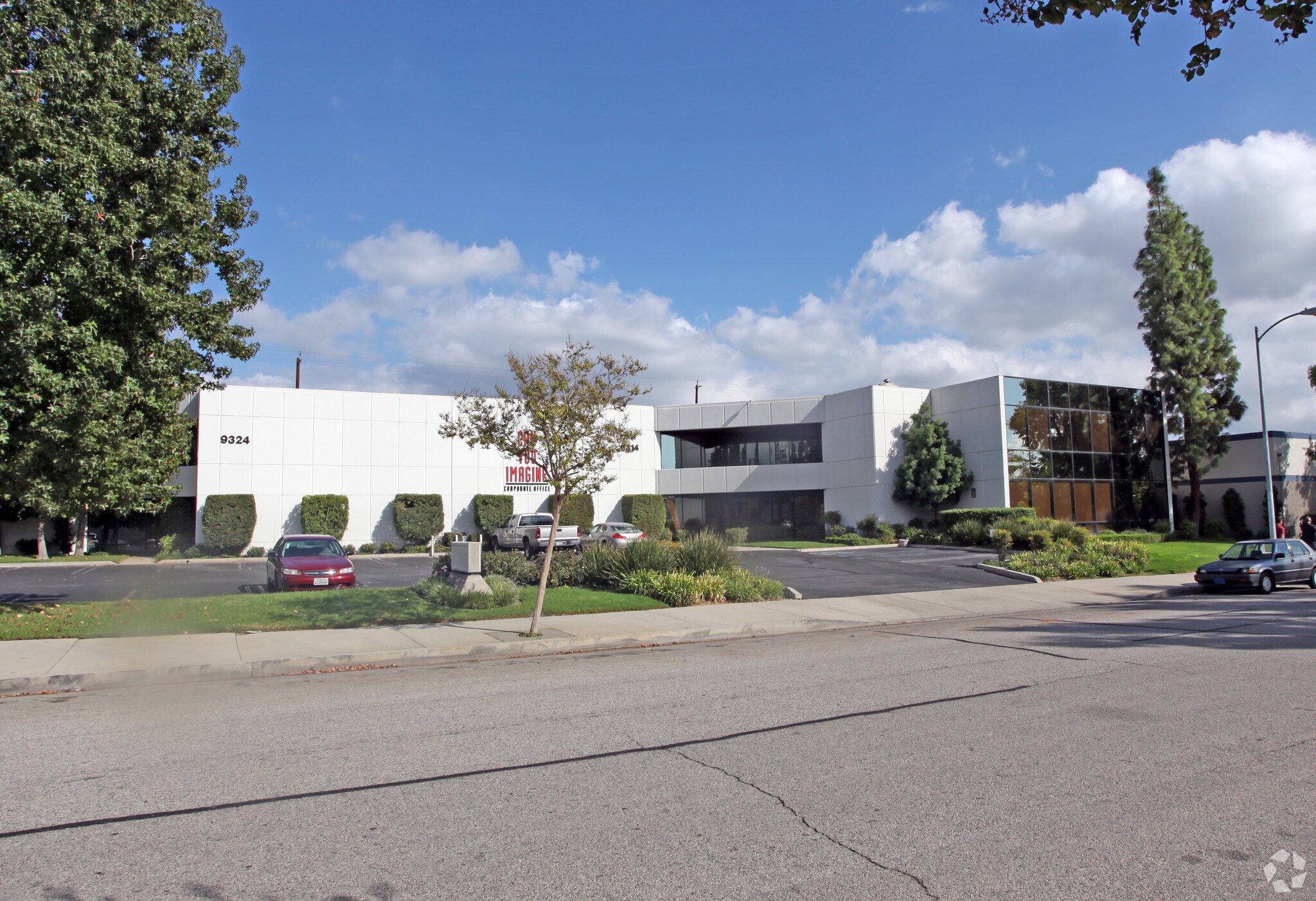 9314-9324 Eton Ave, Chatsworth, CA à louer Photo principale– Image 1 sur 5