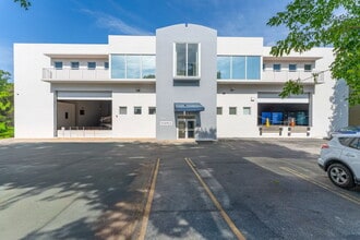 2100 Nw 102nd Pl, Doral, FL à louer Photo de l’immeuble– Image 1 sur 20