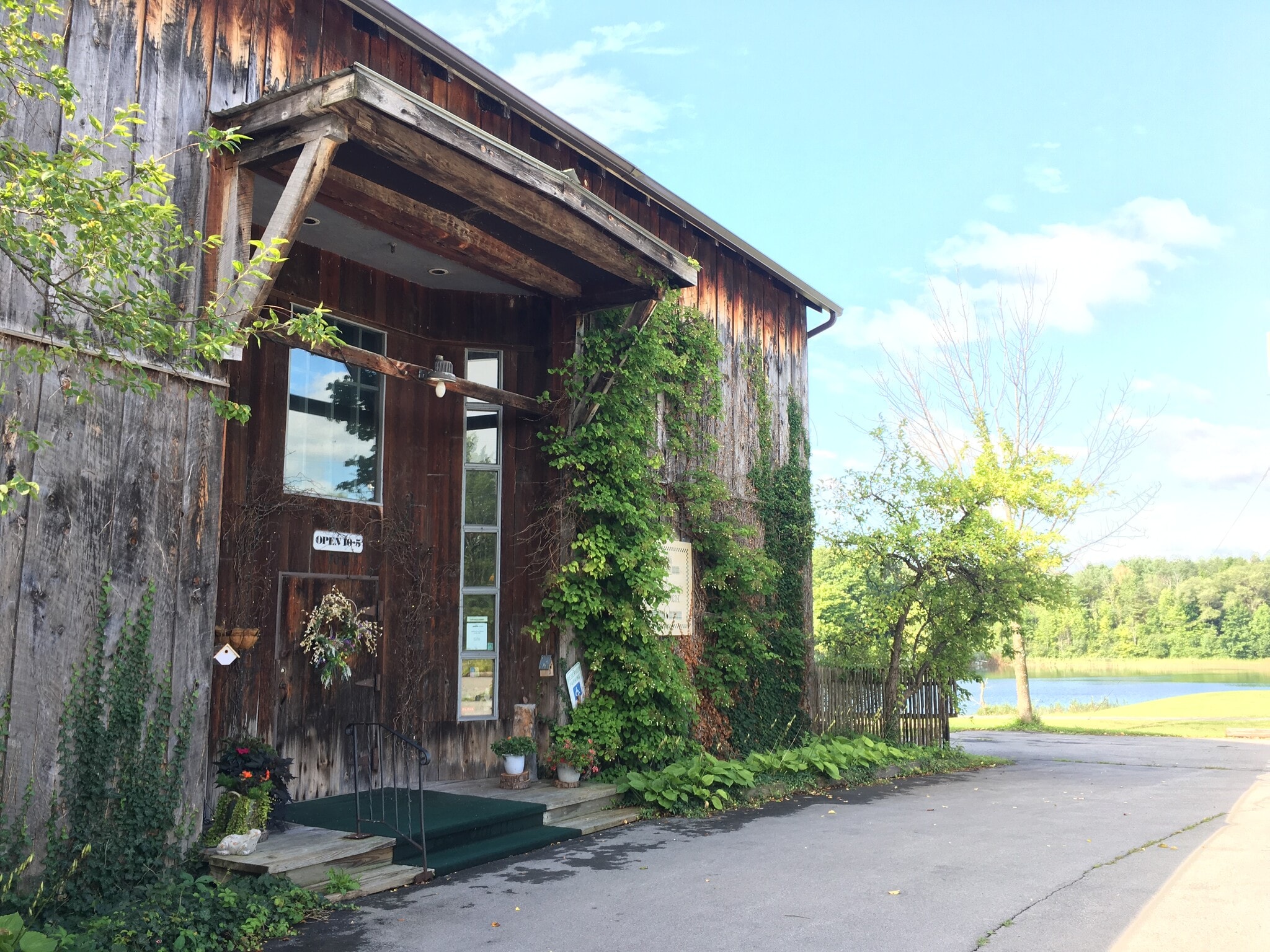 7070 Cedar Bay Rd, Fayetteville, NY à louer Photo de l’immeuble– Image 1 sur 5