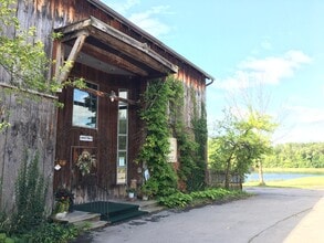 7070 Cedar Bay Rd, Fayetteville, NY à louer Photo de l’immeuble– Image 1 sur 5
