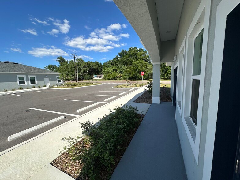 708 Cactus Ridge Cir, Seffner, FL à louer - Photo de l’immeuble – Image 2 sur 36