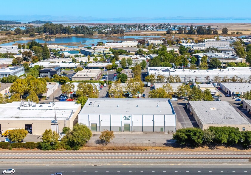 77 Hamilton Dr, Novato, CA à louer - Photo de l’immeuble – Image 2 sur 7