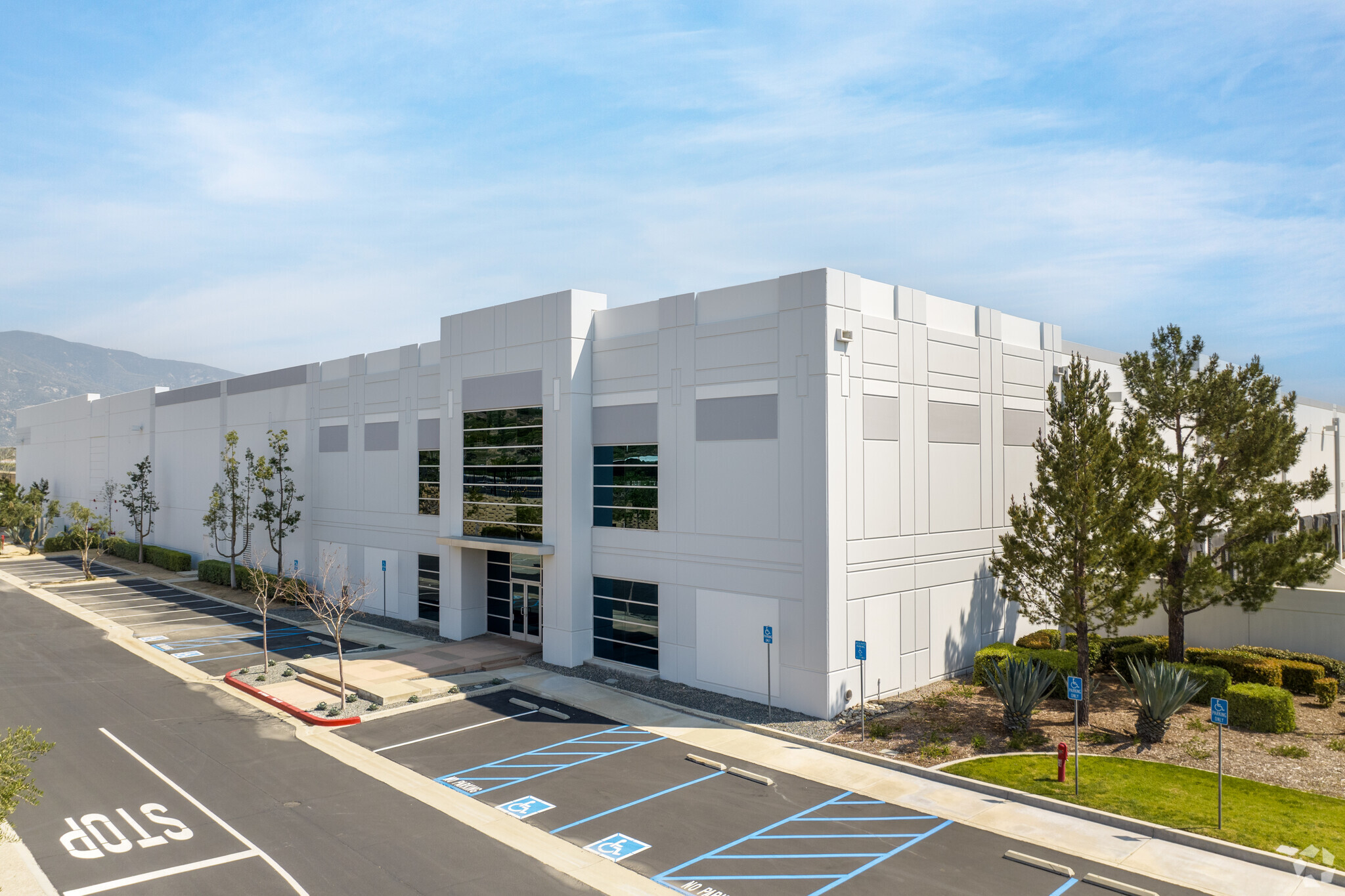 5690 Industrial Pky, San Bernardino, CA à louer Photo de l’immeuble– Image 1 sur 8