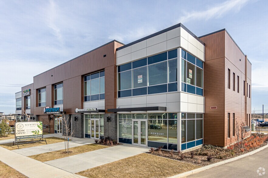 8305 Chappelle Way SW, Edmonton, AB à louer - Photo de l’immeuble – Image 3 sur 7