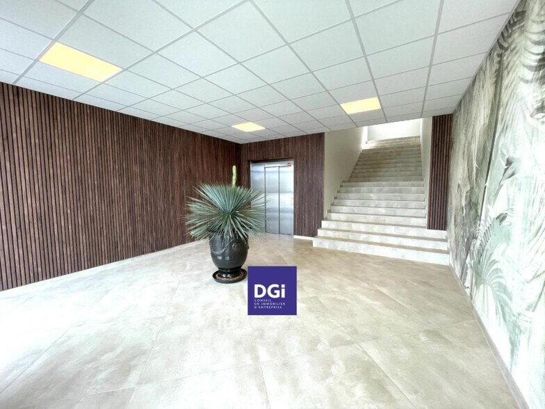2725 Route De Montpellier, Nîmes à louer - Hall d’entrée – Image 3 sur 4