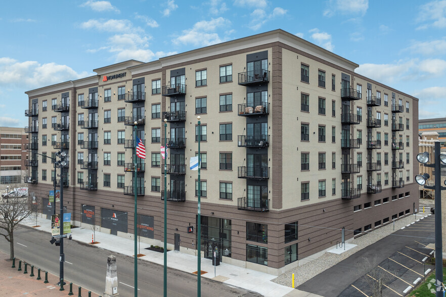 140 E Monument Ave, Dayton, OH à louer - Photo principale – Image 1 sur 87