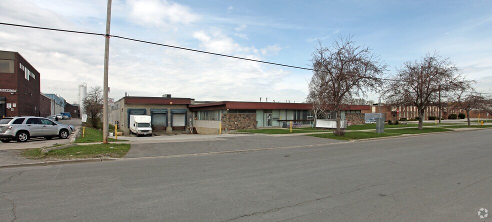 68 Railside Rd, Toronto, ON à louer - Photo principale – Image 1 sur 12