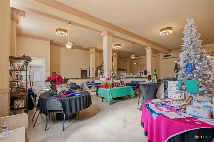 207 W Grand Ave, Yoakum, TX à vendre - Photo de l’immeuble – Image 3 sur 6