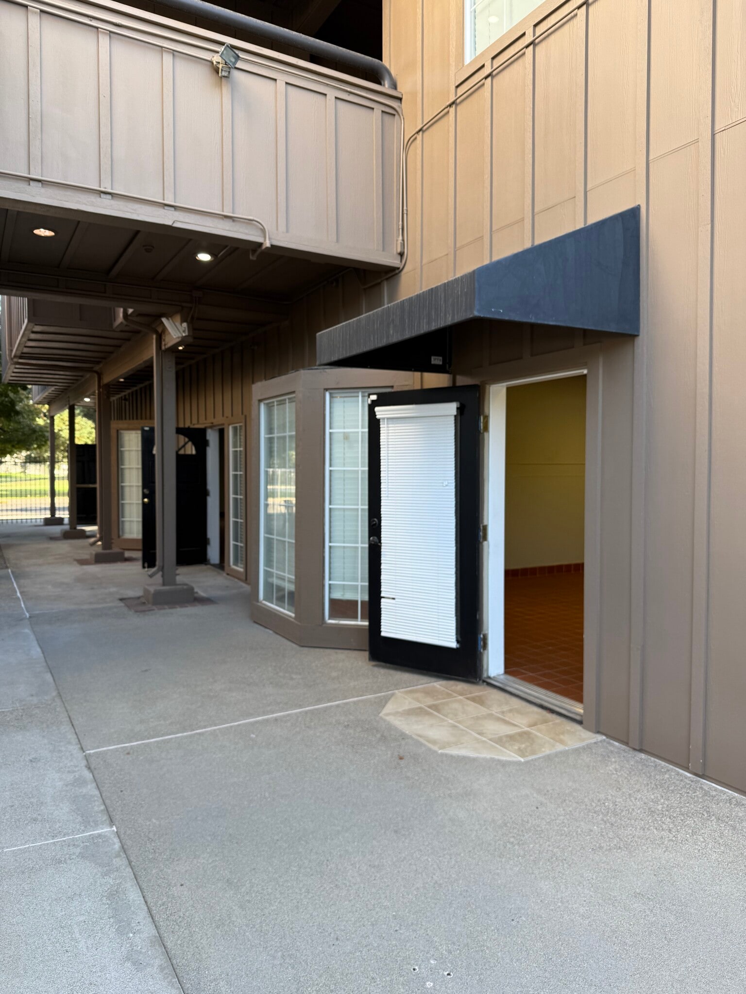 1214 W F St, Oakdale, CA à louer Photo de l’immeuble– Image 1 sur 3