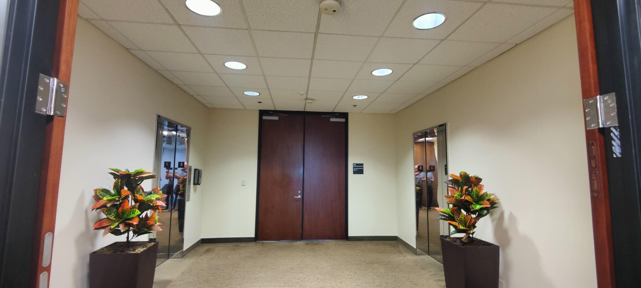 180 N Riverview Dr, Anaheim, CA à louer Hall d’entrée– Image 1 sur 4