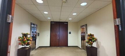 180 N Riverview Dr, Anaheim, CA à louer Hall d’entrée– Image 1 sur 4