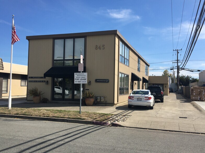 845 Malcolm Rd, Burlingame, CA à louer - Photo de l’immeuble – Image 3 sur 6