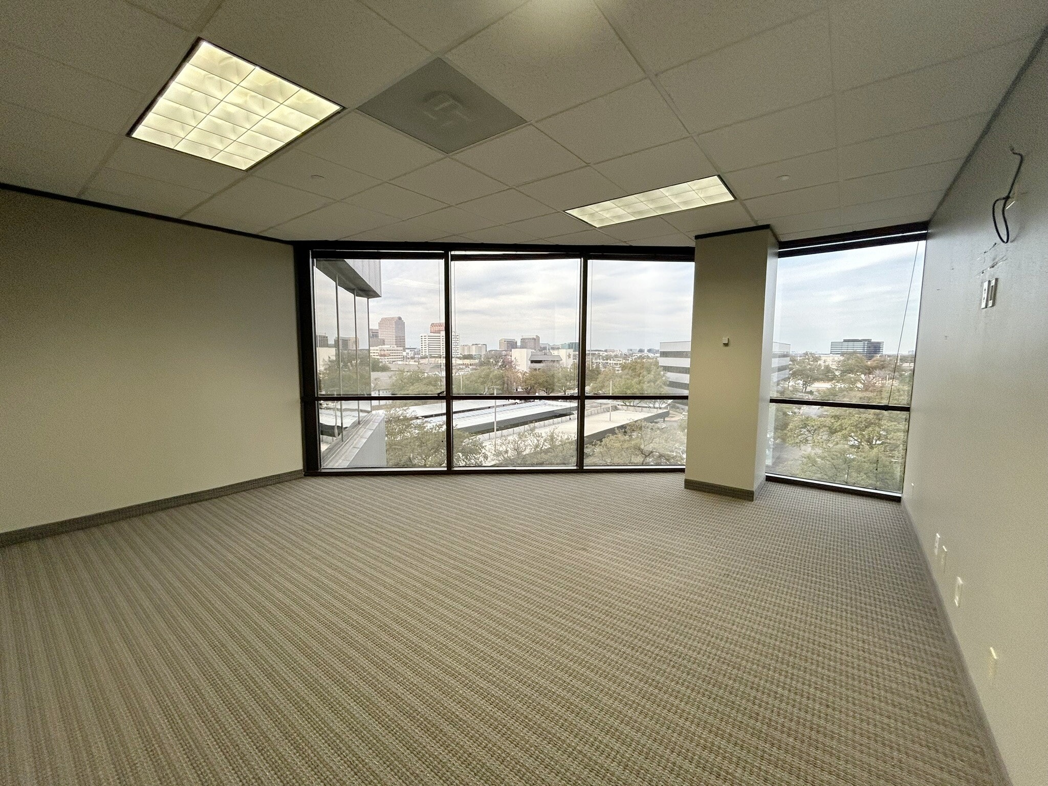 5720 Lyndon B Johnson Fwy, Dallas, TX à louer Photo intérieure– Image 1 sur 18