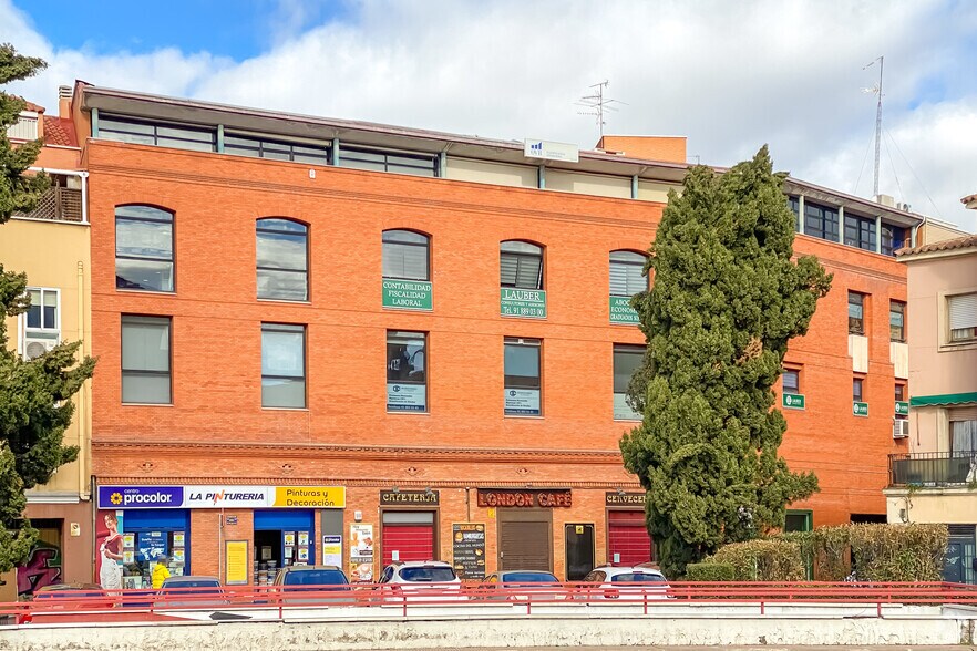 Local commercial dans Alcalá de Henares, Madrid à louer - Photo de l’immeuble – Image 2 sur 3