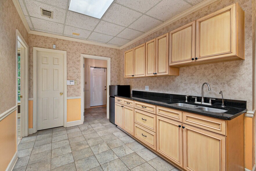 8385 Dunwoody Pl, Atlanta, GA à louer - Photo intérieure – Image 3 sur 17