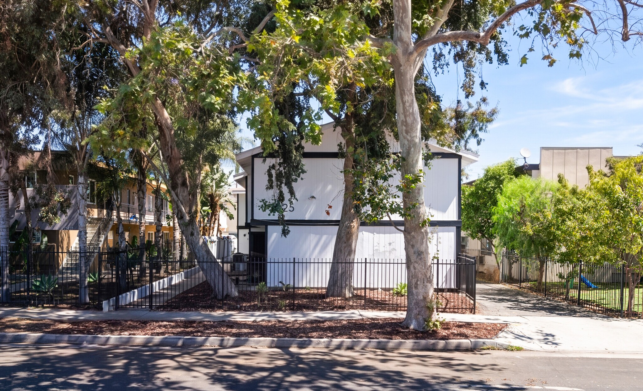 11425 Tiara St, North Hollywood, CA à vendre Photo principale– Image 1 sur 14