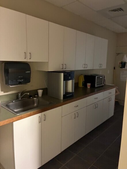 160 S Turnpike Rd, Wallingford, CT à louer - Photo de l’immeuble – Image 3 sur 15