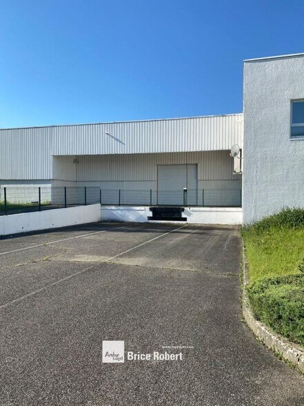 68 Avenue Des Freres Montgolfier, Genas à louer - Photo de l’immeuble – Image 2 sur 6