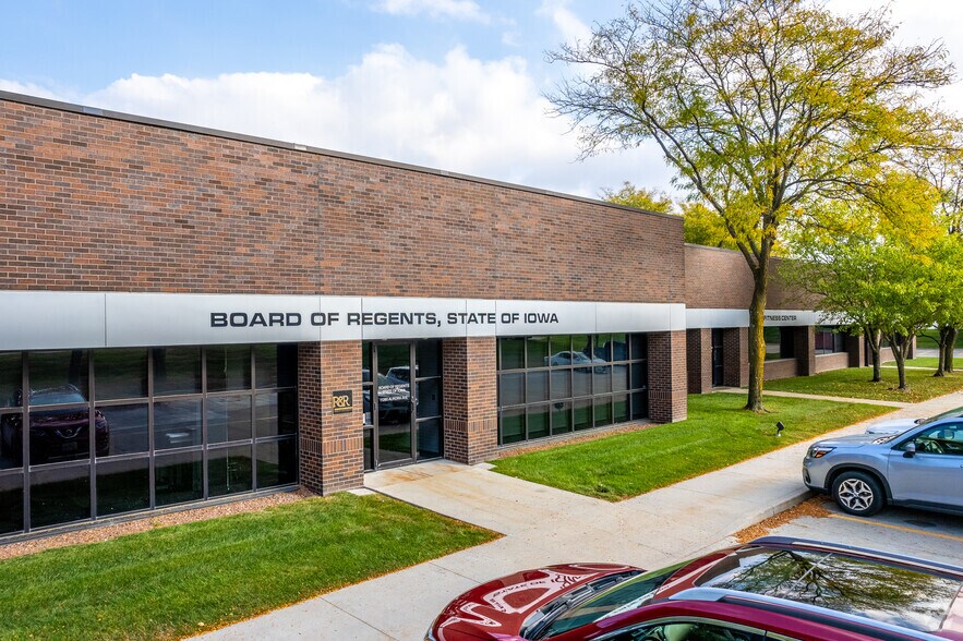 11200-11274 Aurora Ave, Urbandale, IA à louer - Photo de l’immeuble – Image 3 sur 6