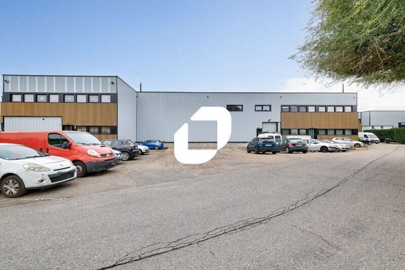 Local d’activités dans Villeneuve-la-Garenne à louer - Photo de l’immeuble – Image 3 sur 11