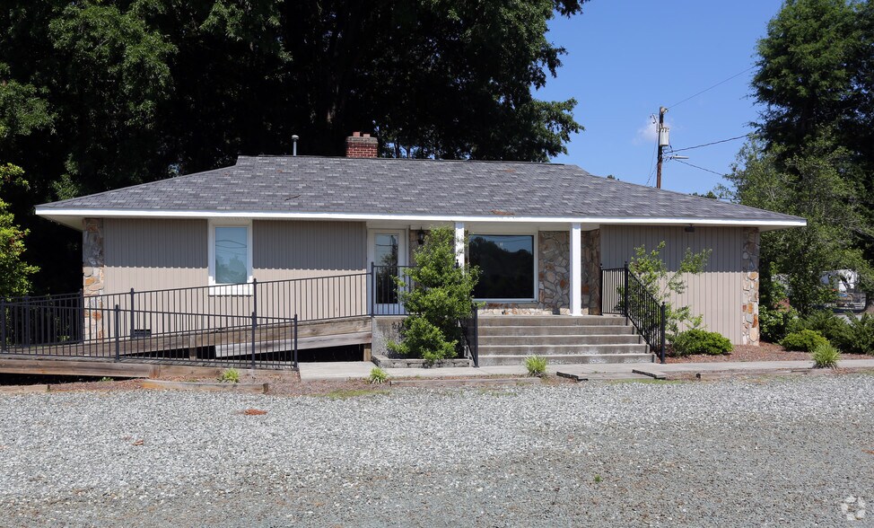 Alamance Rd portefeuille de 2 biens à vendre sur LoopNet.fr - Photo principale – Image 1 sur 1