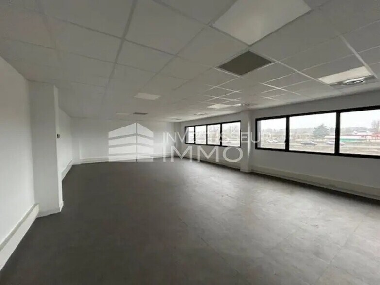 Local d’activités dans Bobigny à louer - Photo de l’immeuble – Image 3 sur 6