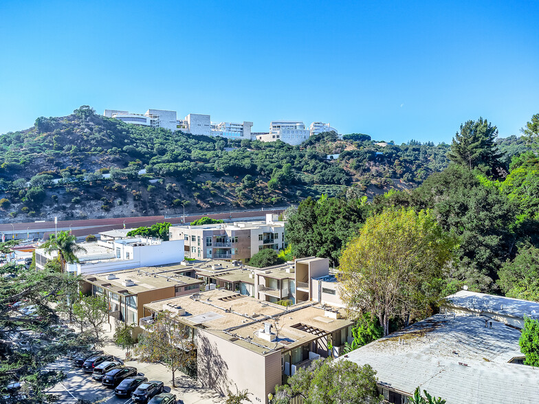 833 Moraga Dr, Los Angeles, CA à vendre - Photo de l’immeuble – Image 3 sur 36