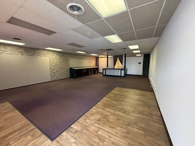 6355 E Kellogg Dr, Wichita, KS à louer - Photo de l’immeuble – Image 2 sur 5