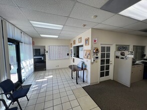 1320-1340 W Valley Pky, Escondido, CA à louer Photo de l’immeuble– Image 1 sur 8