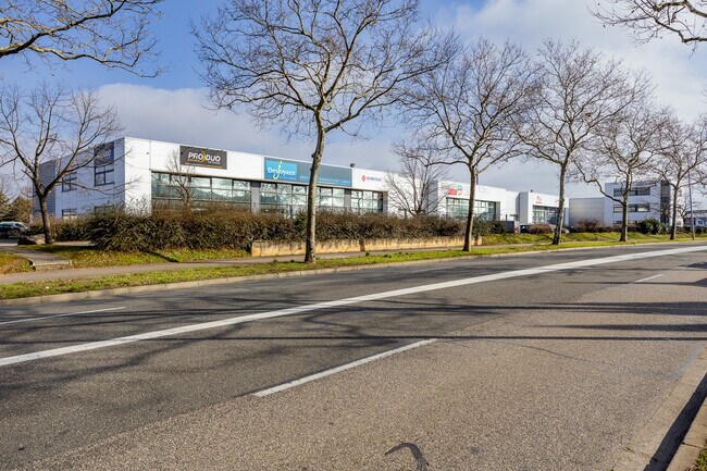 Plus de détails pour Rue Elisée Reclus, Décines-Charpieu - Local d'activités à louer
