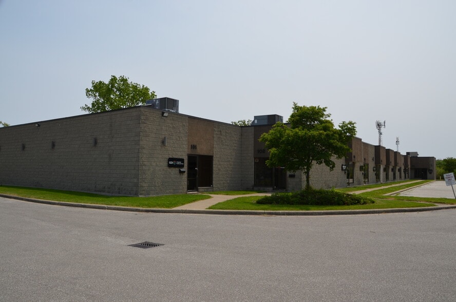 875 Foster Av, Windsor, ON à louer - Photo de l’immeuble – Image 2 sur 11