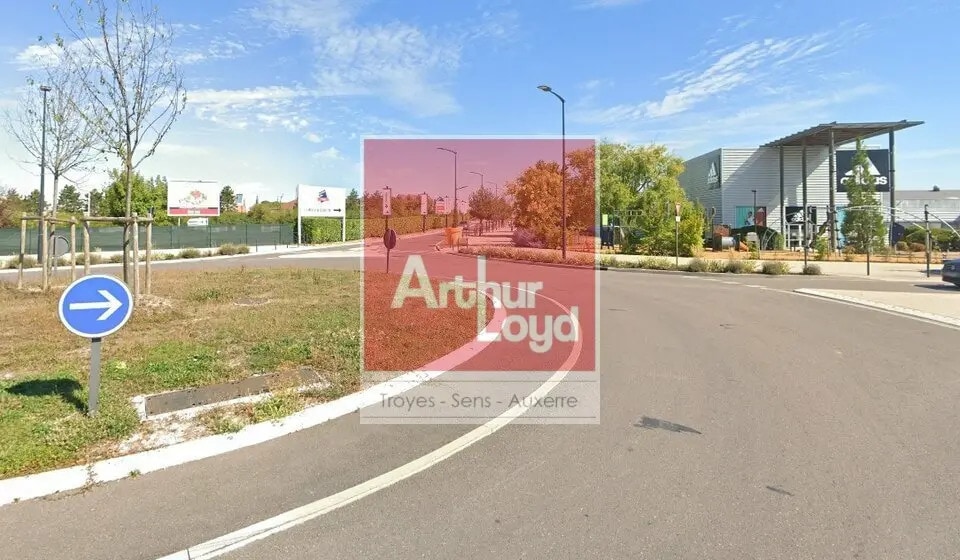 Local commercial dans Saint-Julien-les-Villas à louer Photo de l’immeuble– Image 1 sur 2