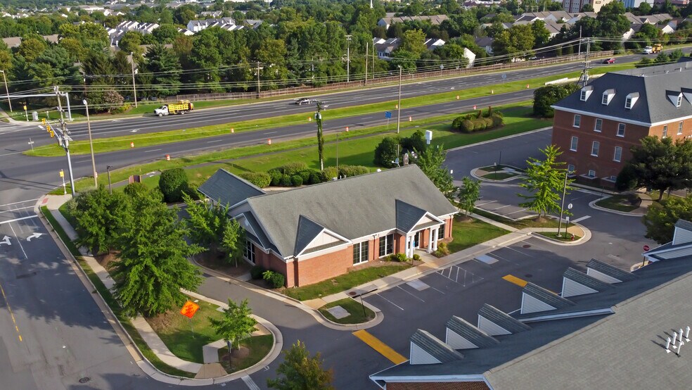 6130 Redwood Sq, Centreville, VA à louer - Photo de l’immeuble – Image 2 sur 4