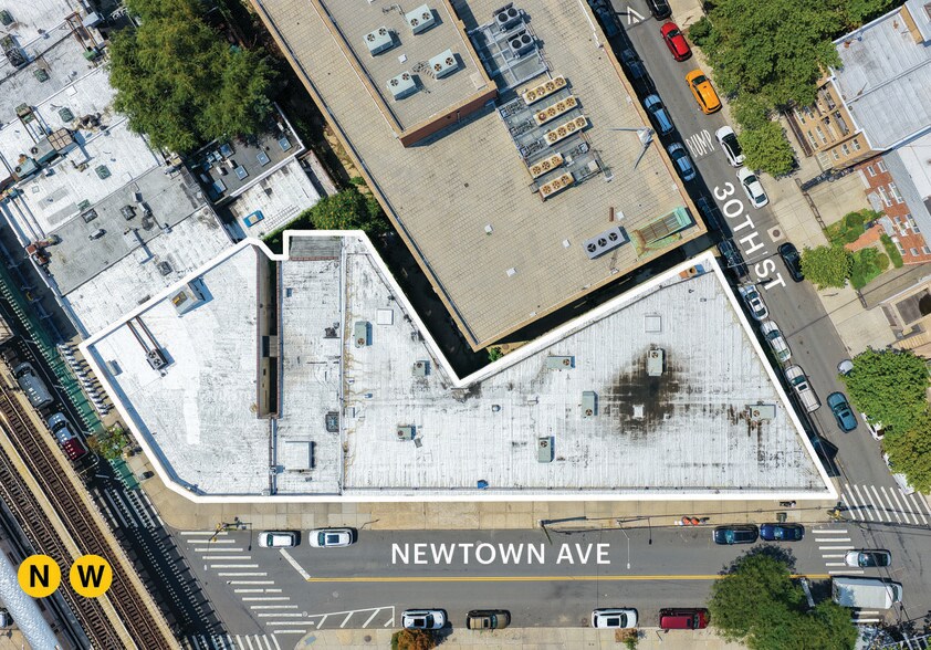 30-02 Newton Ave, Astoria, NY à vendre - Photo de l’immeuble – Image 3 sur 4