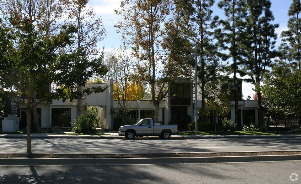 554 E Foothill Blvd, San Dimas, CA à louer - Photo de l’immeuble – Image 3 sur 5