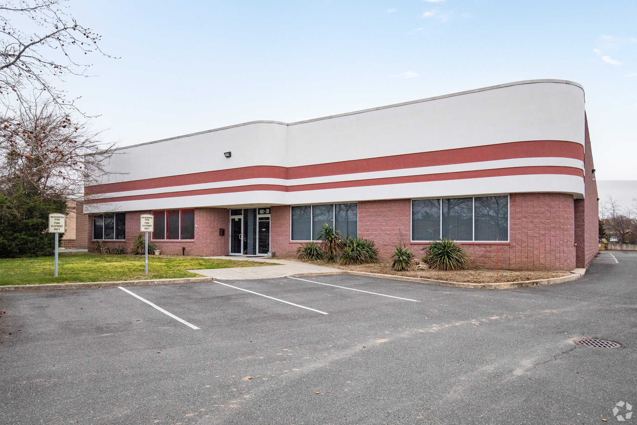 41 Keyland Ct, Bohemia, NY à louer Photo principale– Image 1 sur 6