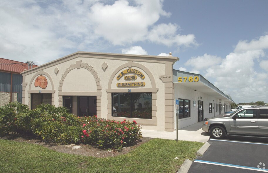 5760 Shirley St, Naples, FL à vendre - Photo de l’immeuble – Image 3 sur 3