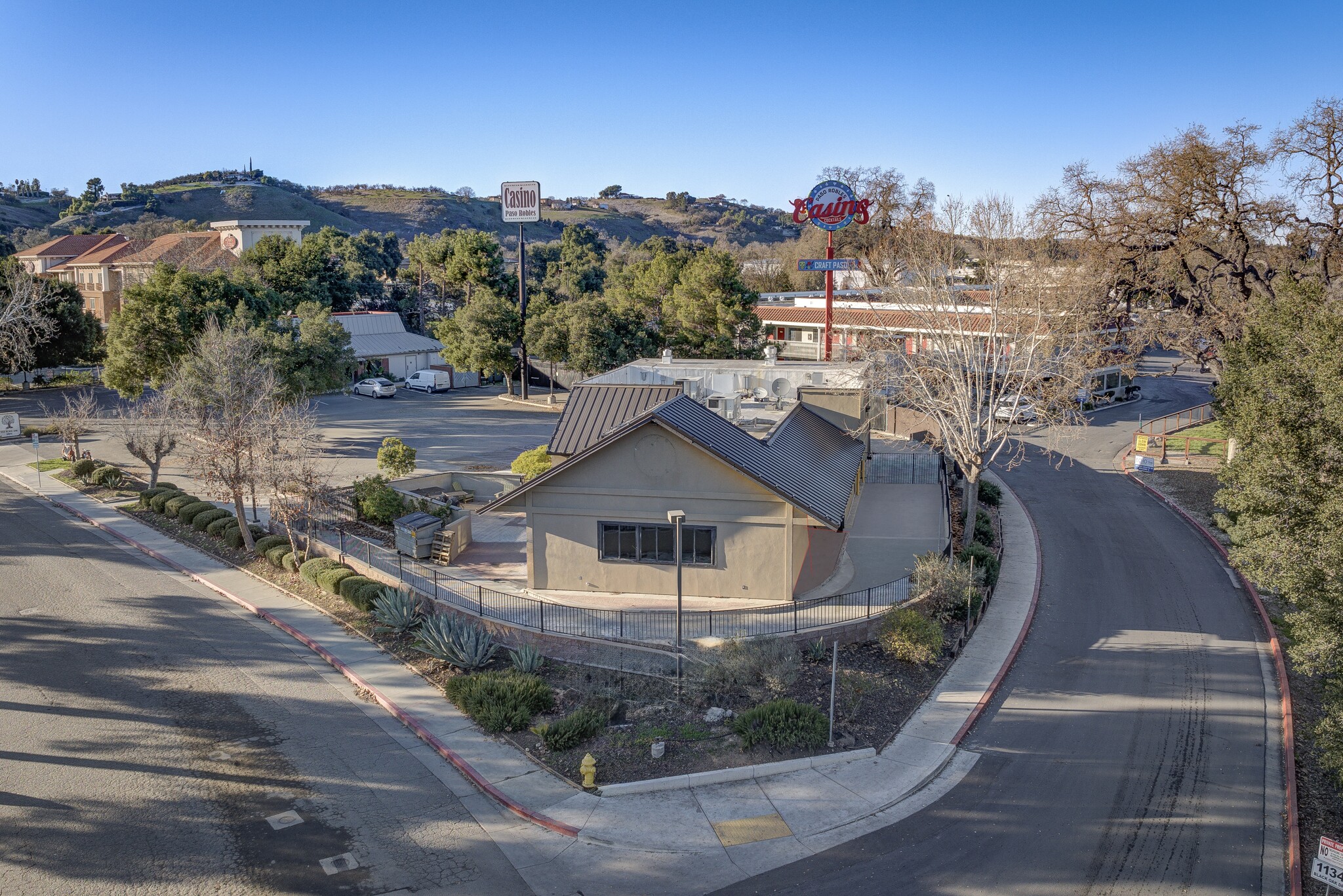 1144 Black Oak Dr, Paso Robles, CA à vendre Photo de l’immeuble– Image 1 sur 19