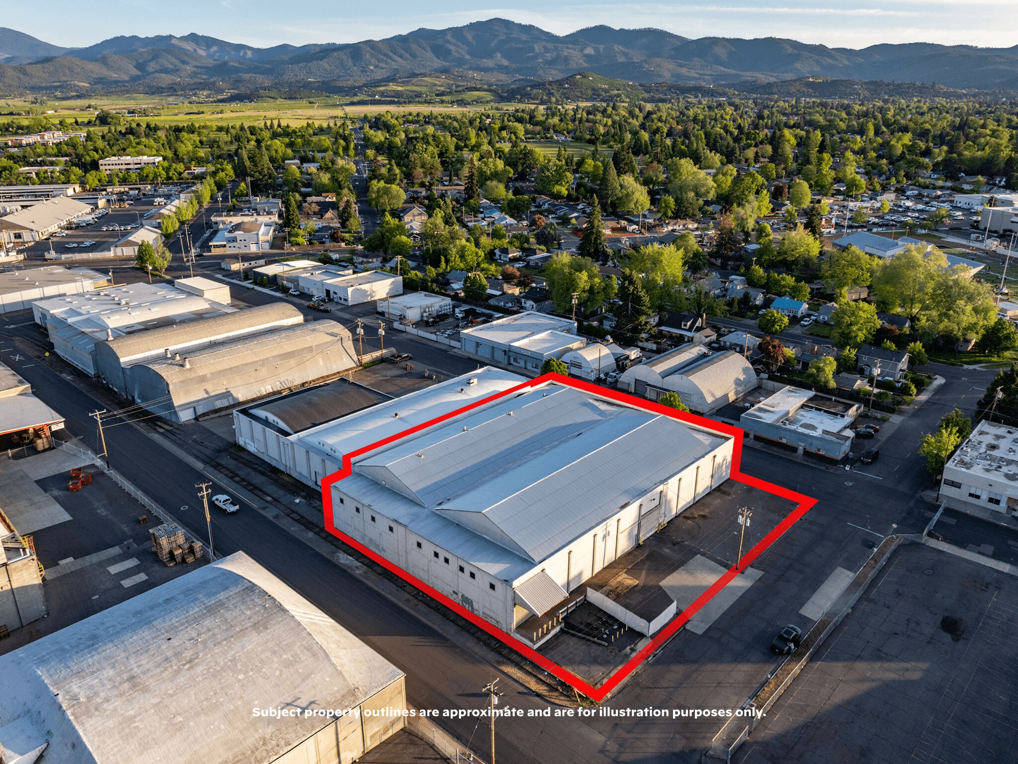 715 S Grape St, Medford, OR à vendre Photo de l’immeuble– Image 1 sur 41