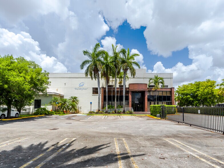2520 NW 112th Ave, Miami, FL à vendre - Photo de l’immeuble – Image 2 sur 5