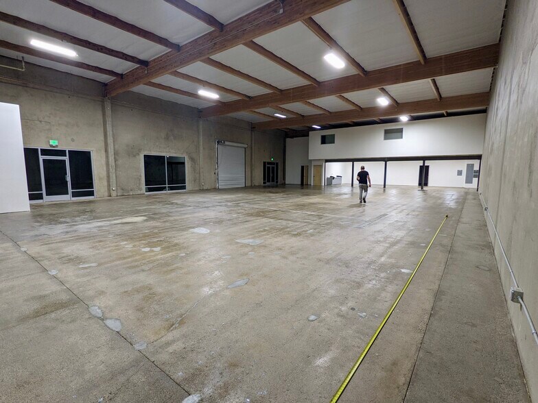 18320-18330 Oxnard St, Tarzana, CA à louer - Photo de l’immeuble – Image 3 sur 21